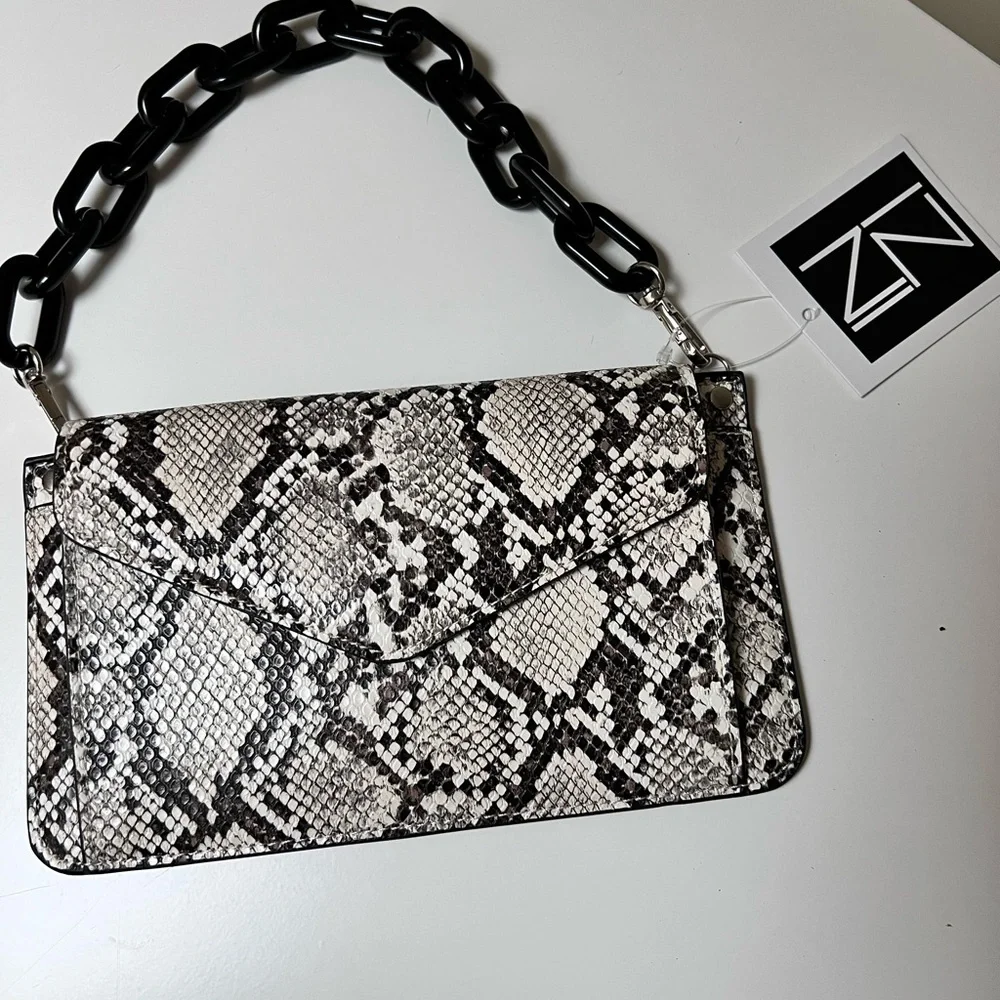 INZI snakeskin pocket shoulder bag.‎ Chunky link strap.